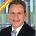 Bewerbungsfotos online machen mit STARMAZING geht ganz einfach: So sehen die Fotos nach der Aufbereitung aus. Eigenenes Portraitfoto bei STARMAZING hochladen und 8 hoch moderne Bewerbungsfotos passend zu Branche und Position zurück erhalten.