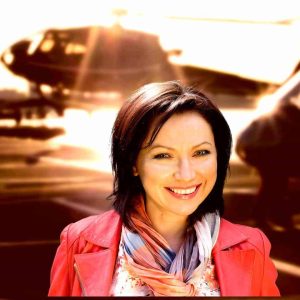 Bewerbungsfotos online machen mit STARMAZING: Eigenes Foto hochladen und 8 moderne Bewerbungsfotos als Fotoserie zurück erhalten. Die Karrierebild-Agentur STARMAZING® ist spezialisiert auf Bildroptimierung für Bewerbungsfotos, Pressefotos und Businessfotos. Durch die Dienstleistung Bildretusche „Karriere“ mit der STARMAZING®-Technik ist es möglich, aus einem normalen Profilfoto ein perfekt optimiertes Businessfoto passend zu Branche und Position zu erstellen. Vollkommen natürlich und nicht als Retusche zu erkennen. Damit verhilft STARMAZING® seinen Kunden zu mehr Aufmerksamkeit, was zu einer Erhöhung der Kontakt-Effizienz in Social Media und zu besseren Chancen auf ein Vorstellungsgespräch in Bewerbungsverfahren führen kann. STARMAZING® ist in 28 EU-Ländern registriert und markenrechtlich geschützt.