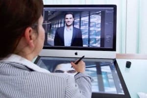 Die Fotoagentur STARMAZING bringt nicht die Person zum passenden Hintergrund, sondern den perfekten Business-Hintergrund zur Person. Und zwar passend zu Branche und Position. Das spart Zeit und Aufwand. Dank STARMAZING gehören teure und aufwendige Business Fotoshootings der Vergangenheit an. Ein Bildupload auf www.STARMAZING.de genügt für den perfekt inszenierten Geschäftsauftritt.