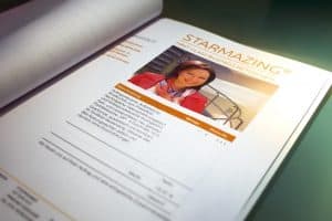Platzieren Sie ein Mitarbeiterfoto des zuständigen Verkäufers auf der letzten Seite der Angebote mit dessen Kontaktdaten. Optimal mit Firmenlogo im Hintergrund des Fotos, um die Businesswirkung zu steigern. Gut inszenierte Mitarbeiterfotos, werten das Angebot auf und wirken in Bruchteilen von Sekunden. Da Bilder schneller wirken als Text zu lesen ist, steigt die Chance, dass sich der Kunde mit dem Angebot länger beschäftigt, als ohne persönliches Foto seines Ansprechpartners.