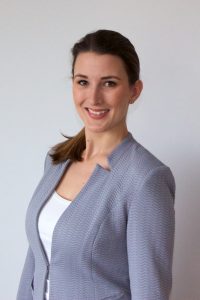Bewerbungsfoto selber machen mit idealer Pose passend für alle Branchen. Wer sich so vorteilhaft im Profil ablichtet wird Personaler für sich gewinnen. Wichtig: Blick in die Kamera und auf Augenhöhe fotografieren.
