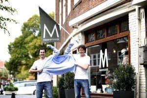 Sean Heukels und Mark Boekraad sind beide fast 2 Meter groß und hatten immer Probleme beim Finden passender Hemden. Deshalb gründeten sie 2012 Shirts of Holland und kreieren seither extra lange Hemden mit extra langen Ärmeln mit dem perfekten Bodyfit für den großen Mann ab 1.85m. Mit ihrer Branchen-Expertise haben die beiden für STARMAZING.de einen Bewerbungsfoto Hemden Ratgeber geschrieben.