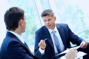 So bestimmen Herren die Hemdengröße für Business Oberhemden: Der Halsumfang in cm, plus 2 Fingerbreit ergibt die Hemdengröße.