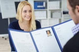 Richtig bewerben = Bessere Chancen + Extra Gehalt “Richtig bewerben” gelingt in 7 Schritten, um sich entspannt und erfolgreich in Position zu bringen. In diesem Artikel werden Hilfestellungen und Tipps vermittelt, um die angestrebte Zielposition souverän zu besten Konditionen zu ergattern!