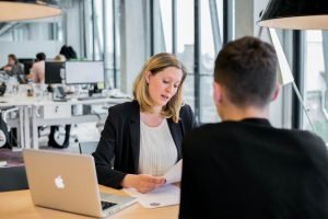 Vom Studentenjob zum Vollzeitjob durch ein Manager Gespräch: Diese 7 Schritte zeigen, wie man von einem Studentenjob zu einem festen Vollzeitjob direkt nach dem Studium kommt, wenn einem die Firma gut gefällt.