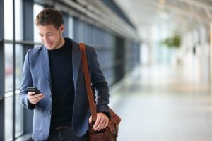 Moderne Männer Outfits für die Bewerbung. Ideal für das Bewerbungsgespräch: Das sind Anzüge, Sakkos, Hemden, Schuhe und Aktentaschen, die einen perfekten Eindruck machen. Vom Bewerbungsfoto bis zum Vorstellungsgespräch.