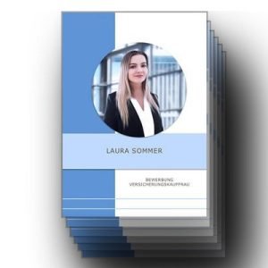 Mit diesem Bewerbungsdeckblatt hat dieses perfekte Bewerbungsbeispiel schon den ersten Vorteil: Die moderne Bewerbungsfoto Inszenierung in einer Business-Location zeigt, dass dieser Bewerber geschäftlich weiß wo es lang geht. Dazu das klar strukturierte Lebenslauf Design. Hier wirkt sofort der Qualitätsvermutung-Effekt auf Personaler. Personalentscheider werden jetzt tendenziell neugierig mehr über den Bewerber zu erfahren. Damit wäre dann die erste Hürde der positiven Wahrnehmung geschafft.