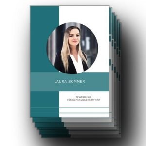 Mit diesem Bewerbungsdeckblatt hat dieses perfekte Bewerbungsbeispiel schon den ersten Vorteil: Die moderne Bewerbungsfoto Inszenierung in einer Business-Location zeigt, dass dieser Bewerber geschäftlich weiß wo es lang geht. Dazu das klar strukturierte Lebenslauf Design. Hier wirkt sofort der Qualitätsvermutung-Effekt auf Personaler. Personalentscheider werden jetzt tendenziell neugierig mehr über den Bewerber zu erfahren. Damit wäre dann die erste Hürde der positiven Wahrnehmung geschafft.