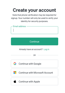 Bildschirmfoto des Anmeldeformulars für ein ChatGPT-Konto, das Felder für die E-Mail-Adresse und verschiedene Optionen für die Kontoerstellung über bestehende Dienste wie Google, Microsoft und Apple bietet.