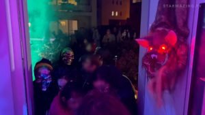 Halloween in Rheydt: Großer Kindergrusel in Mönchengladbach im Kurfürstenwinkel. So lang war die Süßigkeiten-Schlange dieses Jahr an Halloween.
