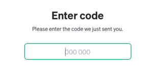 Screenshots zeigen ein Eingabefeld für den Verifizierungscode, den Nutzer für die vollständige Registrierung eines neuen ChatGPT-Kontos über SMS erhalten.