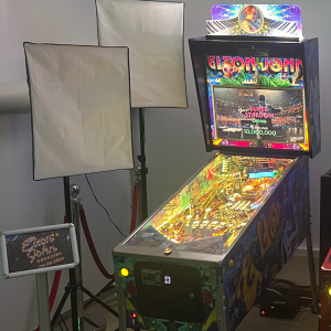 Elton John Flipper mieten – Moderner Flipperautomat von 2024, der die Sinne begeistert. Perfekt für Events und Feiern.