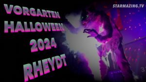Großer Werwolf im Halloween-Vorgarten, umgeben von Spinnennetzen und Kürbissen in Mönchengladbach Rheydt