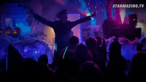 Halloween Kapitän und Kinder rufen im Chor den Kürbiskönig herbei, damit er den Weg zur Candybar beim Vorgarten Halloween in Mönchengladbach Rheydt freigibt.