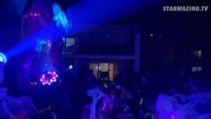 Eine Menge verkleideter Kinder wartet voller Spannung auf den Kürbiskönig, der beim Halloween-Event in Mönchengladbach Rheydt den Weg zur Candybar freigeben wird.