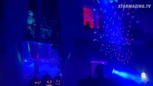 Lebensechte AtmosFX Hologramm-Projektion einer tanzenden Monster-Bash Gruppe im Fenster beim Vorgarten Halloween in Mönchengladbach Rheydt.