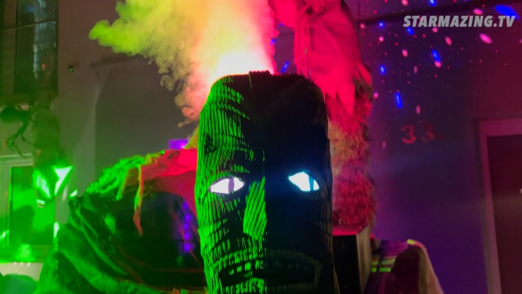 Vorgarten Halloween Rheydt: Lebendiger Baumstumpf mit 6 Meter hoher Nebelfontäne und Lichtershow Lebendig gewordener hawaiianischer Baumstumpf mit 6 Meter hoher Nebelfontäne und beleuchtet von einer Lichtershow beim Vorgarten Halloween Rheydt.