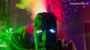 Lebendig gewordener hawaiianischer Baumstumpf mit 6 Meter hoher Nebelfontäne und beleuchtet von einer Lichtershow beim Vorgarten Halloween Rheydt.