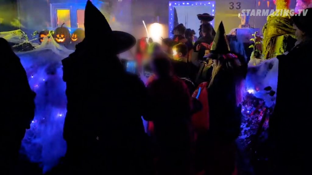 Kinder auf dem Weg zur Candybar begeistert von singenden Kürbissen Eine Menge verkleideter Kinder läuft den roten Teppich entlang zur Candybar, während drei singende Kürbisse die wartenden Kinder mit ihrer Showeinlage beeindrucken.