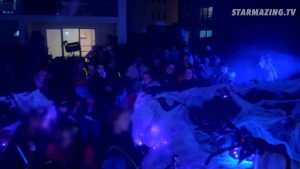 Verkleidete Kinder mit leuchtenden Stäben warten auf die Halloween-Show im Vorgarten-Event Mönchengladbach Rheydt