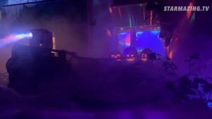 Drei lebendige Halloween-Kürbisse lachen und erzählen dem Publikum Gruselgeschichten im spinnwebenüberzogenen Vorgarten Halloween in Mönchengladbach Rheydt.