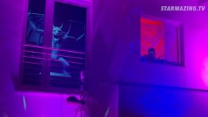 Gruselige Statue erwacht im Fenster zum Leben und erschreckt das Publikum, realisiert durch eine AtmosFX Hologramm-Projektion beim Vorgarten Halloween in Mönchengladbach Rheydt.