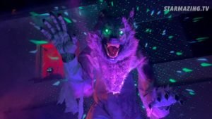 Großer 3 Meter Werwolf im Vorgarten Halloween in Mönchengladbach Rheydt
