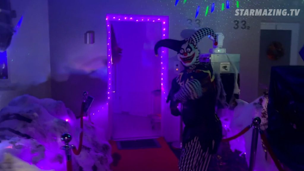 Vorgarten Halloween Rheydt: Clown Walking Act auf rotem Teppich zur Halloween Show im Kurfürstenwinkel Clown Walking Act auf dem roten Teppich betritt das Haus beim Vorgarten Halloween Rheydt und bereitet sich auf seinen nächsten Auftritt vor.