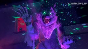 3 Meter großer Werwolf mit grünen Leuchtaugen und Lasershow eröffnet laut grollend die Halloween-Saison beim Vorgarten Halloween Rheydt, wo Hunderte Kinder auf Süßes und Saures aus sind.