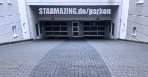 Tiefgarage mit breiten Ein- und Ausfahrtstoren in Mönchengladbach für einfaches, sicheres Parken von Oldtimern, Motorrädern und großen Fahrzeugen.