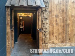Gang mit Zugang zum Waschbecken und schallreduzierten Dancefloor im Club Mönchengladbach