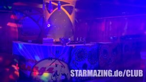 Stylischer Barbereich im Club Mönchengladbach mit auffälligem Bar-Kunstwerk