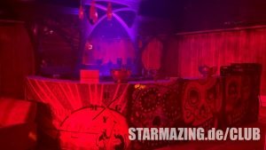 Stylischer Barbereich im Club Mönchengladbach mit auffälligem Bar-Kunstwerk