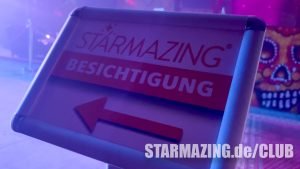 Schild mit Wegweiser zur Besichtigung von STARMAZING Immobilien, die provisionsfrei für den Mieter ist.