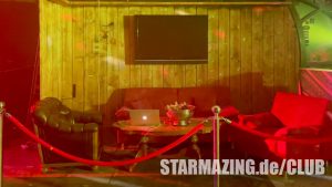 Bequeme Sitzecke im Club Mönchengladbach mit Loungesofas und Sesseln