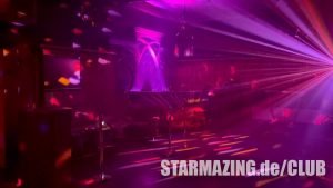 Stylischer Barbereich im Club Mönchengladbach mit auffälligem Bar-Kunstwerk