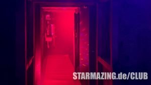 Gang mit Zugang zum Waschbecken und schallreduzierten Dancefloor im Club Mönchengladbach