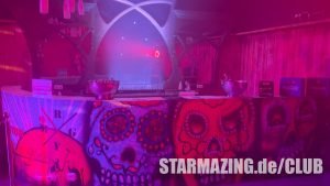 Stylischer Barbereich im Club Mönchengladbach mit auffälligem Bar-Kunstwerk