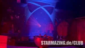 Stylischer Barbereich im Club Mönchengladbach mit auffälligem Bar-Kunstwerk