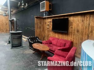 Bequeme Sitzecke im Club Mönchengladbach mit Loungesofas und Sesseln