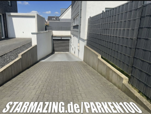 Einfahrt zur Tiefgarage in der Nesselrodestraße in Mönchengladbach mit gepflegtem Zugang und moderner Bauweise.