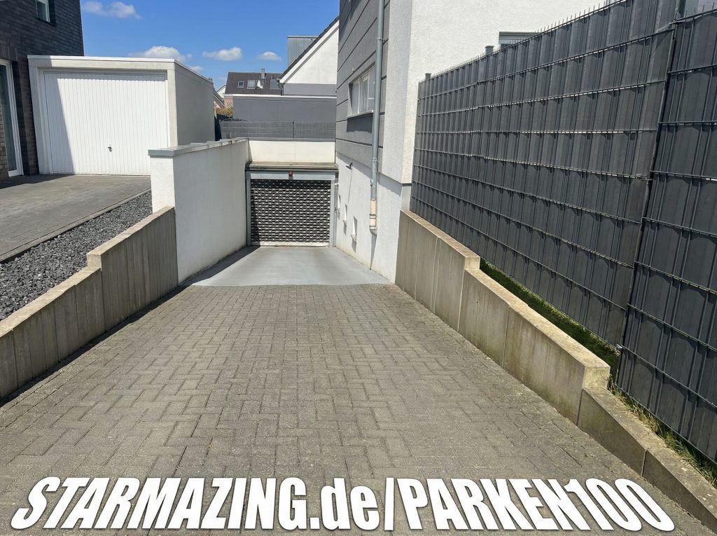 Tiefgarage Nesselrodestraße Mönchengladbach – Einfahrt bei Sonnenschein Sonnige Einfahrt zur Tiefgarage in der Nesselrodestraße in Mönchengladbach mit gepflegtem Zugang und moderner Bauweise.