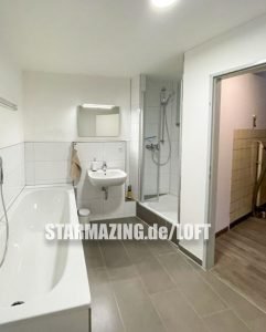 Modernes Badezimmer im Loft mit Badewanne und Dusche
