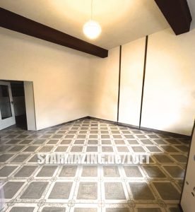 Heller Empfangsraum im Loft für Kundenbesuche oder Büro