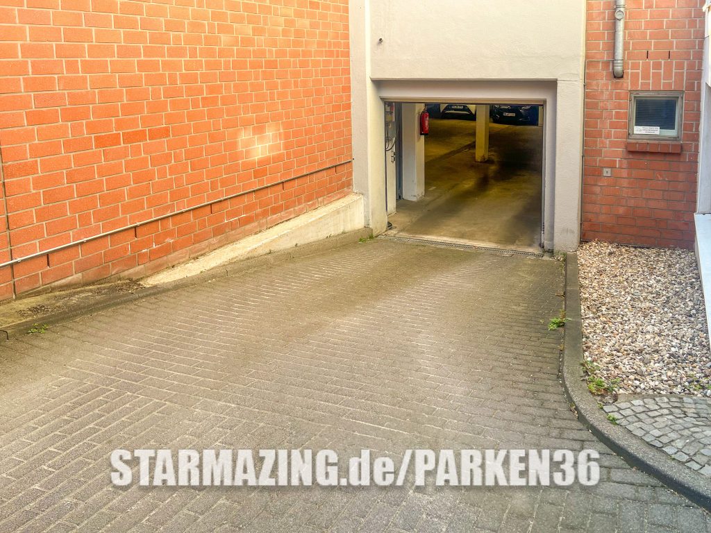 Tiefgarage Herzogstraße Mönchengladbach – Einfahrt, Parkplätze & Innenansicht Einfahrt zur Tiefgarage in der Herzogstraße, Mönchengladbach – moderner Zugang mit guter Beleuchtung.