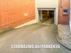 Einfahrt zur Tiefgarage in der Herzogstraße, Mönchengladbach – moderner Zugang mit guter Beleuchtung.