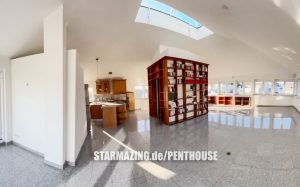 Wohnbereich mit elektrischem Glasdach und 270-Grad-Fensterfront im Penthouse Mönchengladbach