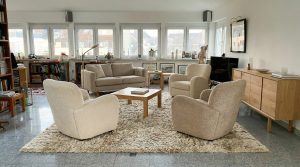 Moderner Loungebereich im Wohnzimmer eines Luxus-Penthouses