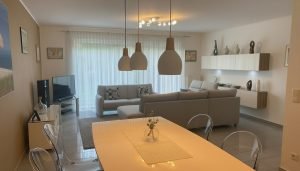 Wohnzimmer des gepflegten Reihenmittelhauses in Mönchengladbach-Wickrath mit heller und moderner Wohnatmosphäre