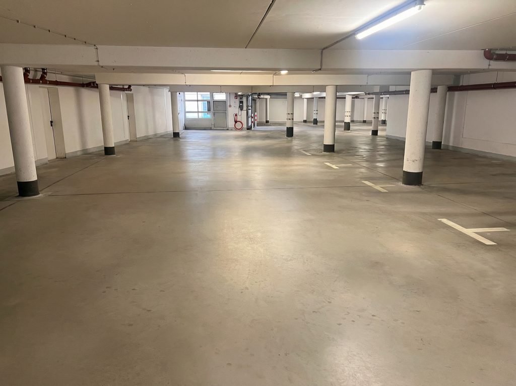 Großzügige Tiefgarage Pestalozzistraße 76 Mönchengladbach – Komfortables Rangieren Großzügige Tiefgarage Pestalozzistraße 76 in 41236 Mönchengladbach mit breiter Rangierfläche